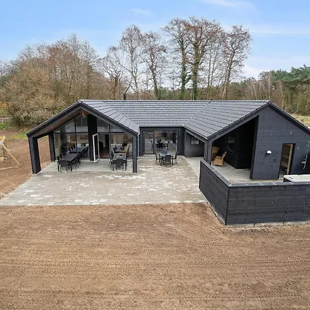 Casa de Férias Beautiful In Aakirkeby With Sauna Vester Somarken