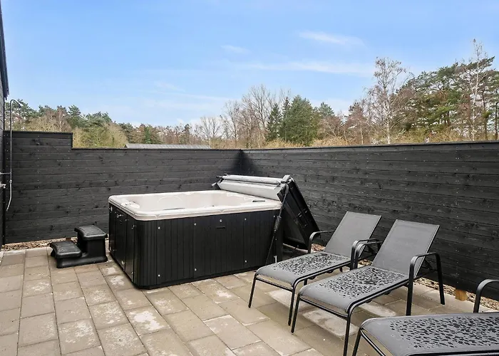 Дом отдыха Beautiful In Aakirkeby With Sauna